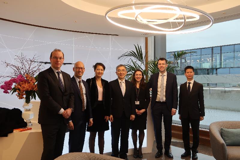 The Secretary for Financial Services and the Treasury, Mr James Lau (centre), yesterday (February 12, Dublin time) visited Goshawk, an international aircraft leasing company headquartered in Dublin, where he shared with its management team how Hong Kong and Ireland could step up collaboration in aircraft leasing.
