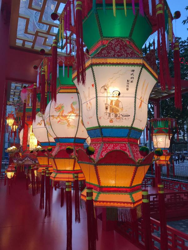 康樂及文化事務署將舉行節目豐富的大型綵燈會與璀璨的綵燈展，與市民共賀元宵佳節。由非物質文化遺產辦事處策劃的傳統紮作技藝展示明日（二月十四日）至二月十九日在香港文化中心露天廣場舉行，展出由本地師傅紮作的宮燈和走馬燈。