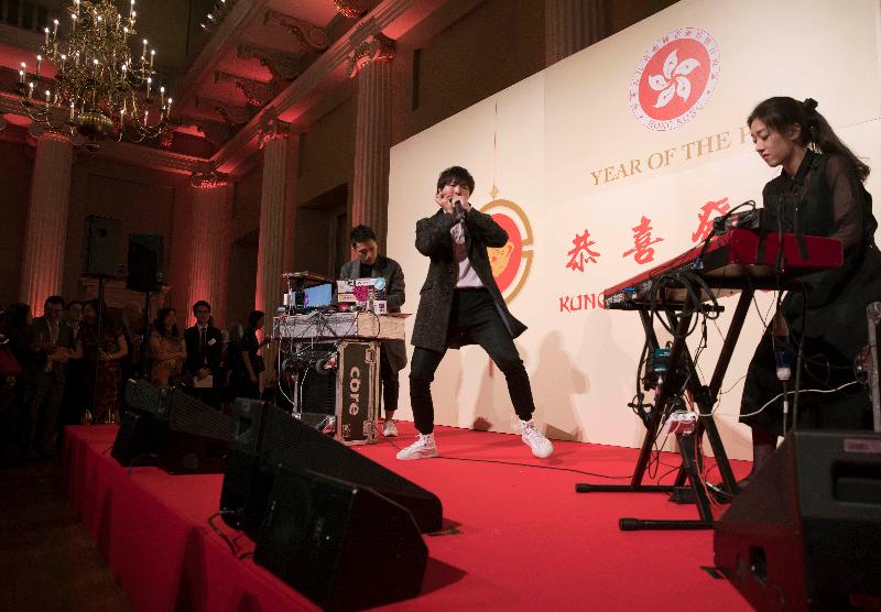 香港駐倫敦經濟貿易辦事處於二月十二日（倫敦時間）在倫敦舉辦新春酒會。圖示香港樂隊「CY Leo Electronic Trio」在酒會上表演。