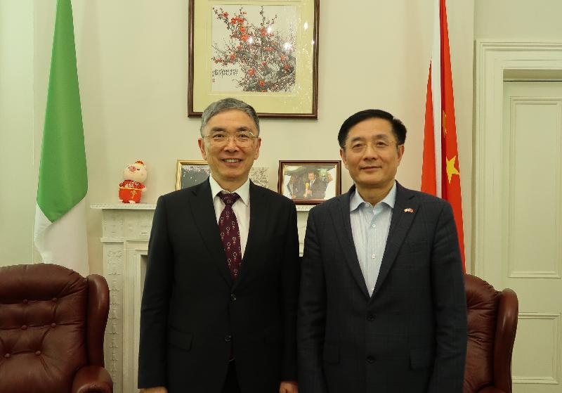 財經事務及庫務局局長劉怡翔（左）昨日（都柏林時間二月十三日）在都柏林禮節性拜會了中國駐愛爾蘭大使岳曉勇。




