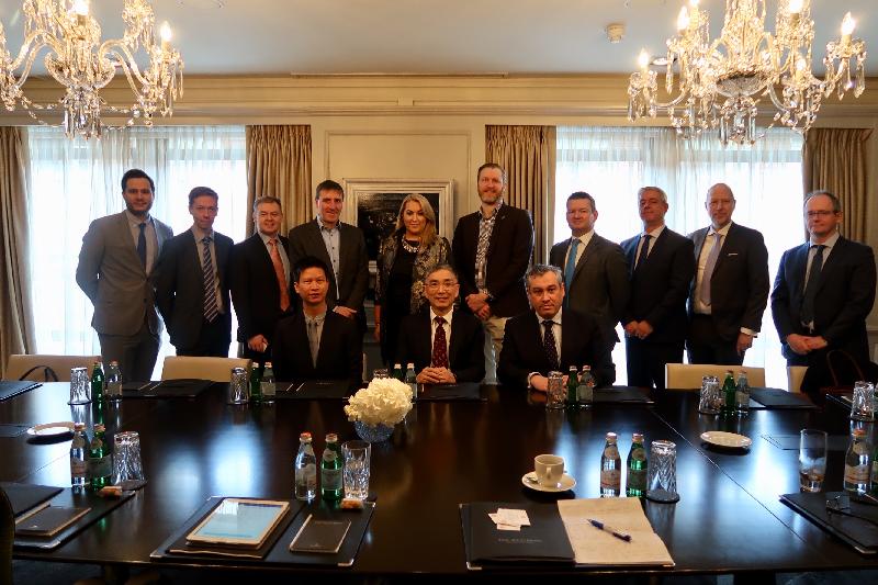 The Secretary for Financial Services and the Treasury, Mr James Lau (front row, centre), yesterday (February 13, Dublin time) attended a Fintech (financial technology) roundtable where he met with representatives from a number of key Fintech companies in Dublin. He updated them on the city's latest efforts to support Fintech development.


