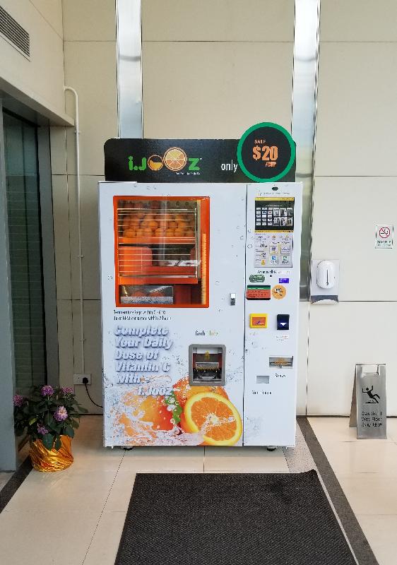 Singapore-based orange juice vending machines provider Fruits Vending Pte Ltd announced today (February 14) that it has opened its Hong Kong office and launched its i.Jooz smart vending machines services in the city. Picture shows its i.Jooz vending machine at a residential property in southwest Kowloon.