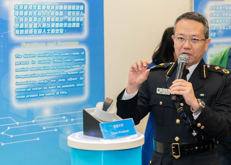 The Correctional Services Department held an annual press conference today (February 14). Photo shows the Assistant Commissioner (Quality Assurance), Mr Yeung Chun-wai, introducing latest smart prison equipment, including a smart wristband and a drug-detection robotic arm system.