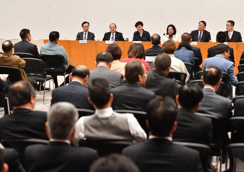 行政長官林鄭月娥（左三）今日（二月十四日）在政府總部與八十多位港區全國政協委員會面。