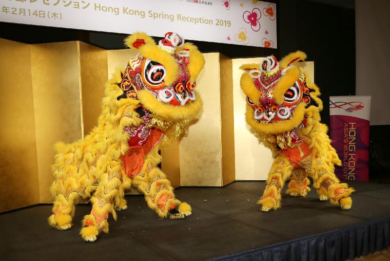 A lion dance is performed at the spring reception held by the Hong Kong Economic and Trade Office in Tokyo today (February 14) to celebrate the Chinese New Year.