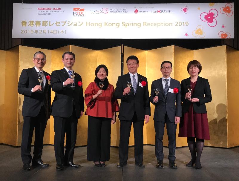 香港駐東京經濟貿易辦事處今日（二月十四日）在東京舉辦春節酒會，香港駐東京經濟貿易首席代表翁佩雯（左三）與其他嘉賓合照。
