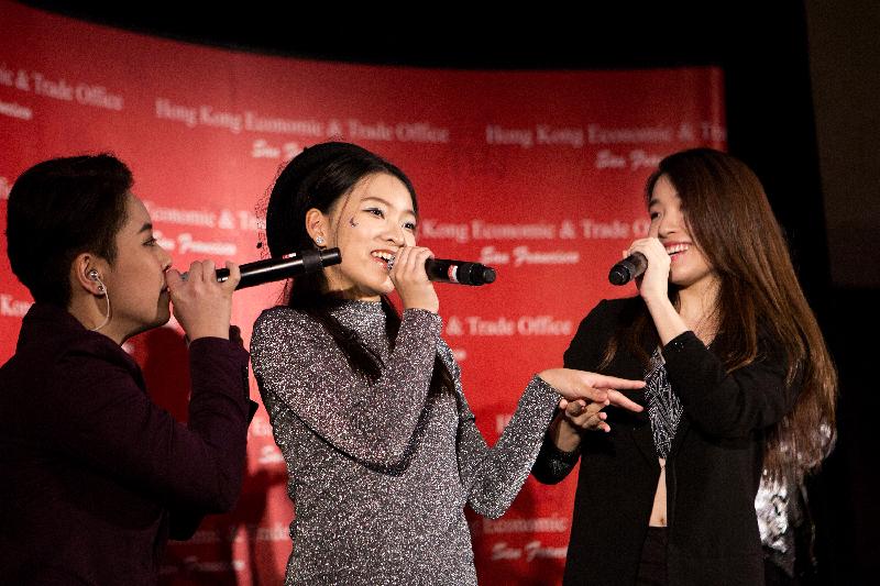 来自香港的无伴奏合唱团「半肥瘦」于二月四日（三藩市时间）在三藩市举行的新春酒会演唱。