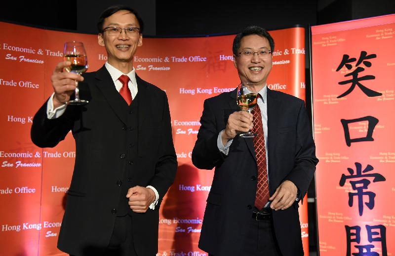 香港驻美国总经济贸易专员麦德伟（右）和香港驻三藩市经济贸易办事处处长蒋志豪（左）于二月六日（洛杉矶时间）在洛杉矶举行的新春酒会祝酒。