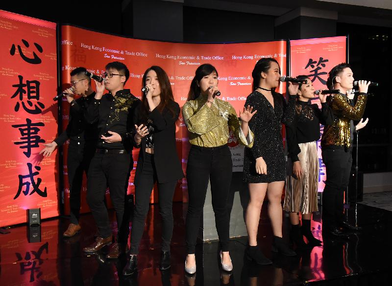 來自香港的無伴奏合唱團「半肥瘦」於二月六日（洛杉磯時間）在洛杉磯舉行的新春酒會演唱。
