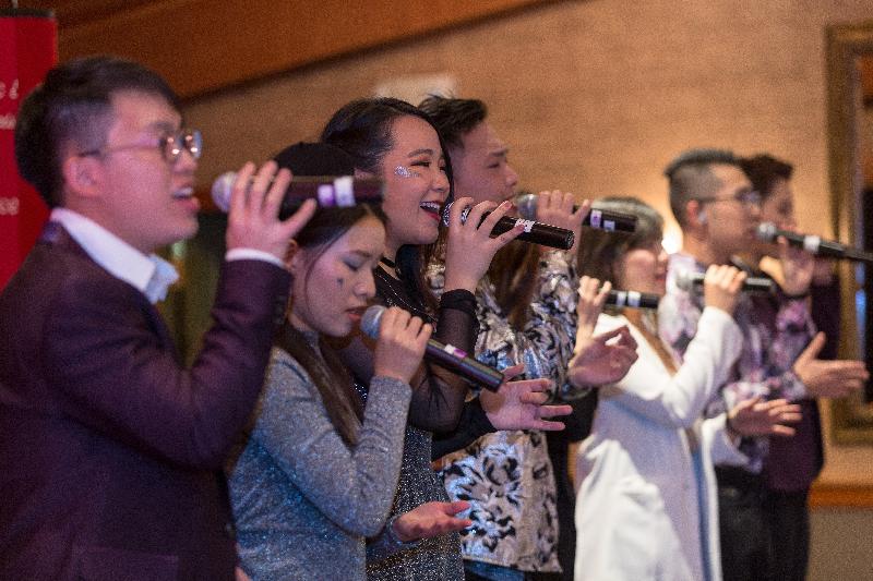 來自香港的無伴奏合唱團「半肥瘦」於二月七日（西雅圖時間）在西雅圖舉行的新春酒會演唱。