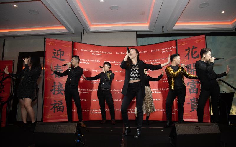 來自香港的無伴奏合唱團「半肥瘦」於二月十一日（休士頓時間）在休士頓舉行的新春酒會演唱。
