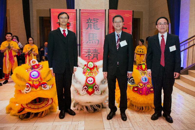 The Director of the Hong Kong Economic and Trade Office, San Francisco, Mr Ivanhoe Chang (left); the Hong Kong Commissioner for Economic and Trade Affairs, USA, Mr Eddie Mak (centre); and the Consul General of the People’s Republic of China in San Francisco, Mr Wang Donghua (right), are pictured with the lion dance troupe at the spring reception in San Francisco on February 4 (San Francisco time).