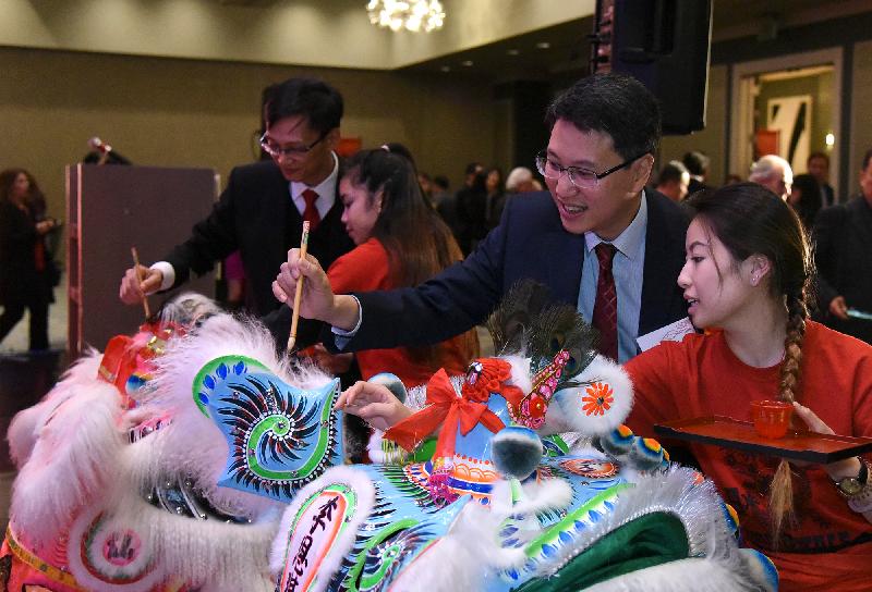 The Hong Kong Commissioner for Economic and Trade Affairs, USA, Mr Eddie Mak (second right), and the Director of the Hong Kong Economic and Trade Office, San Francisco, Mr Ivanhoe Chang (first left), conduct the eye-dotting ceremony at the spring reception in Los Angeles on February 6 (Los Angeles time). 