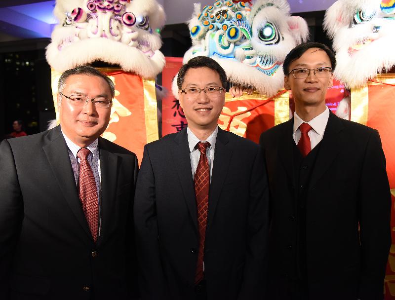 The Director of the Hong Kong Economic and Trade Office, San Francisco, Mr Ivanhoe Chang (right); the Hong Kong Commissioner for Economic and Trade Affairs, USA, Mr Eddie Mak (centre); and the Consul General of the People’s Republic of China in Los Angeles, Mr Zhang Ping (left) are pictured with the lion dance troupe at the spring reception in Los Angeles on February 6 (Los Angeles time).