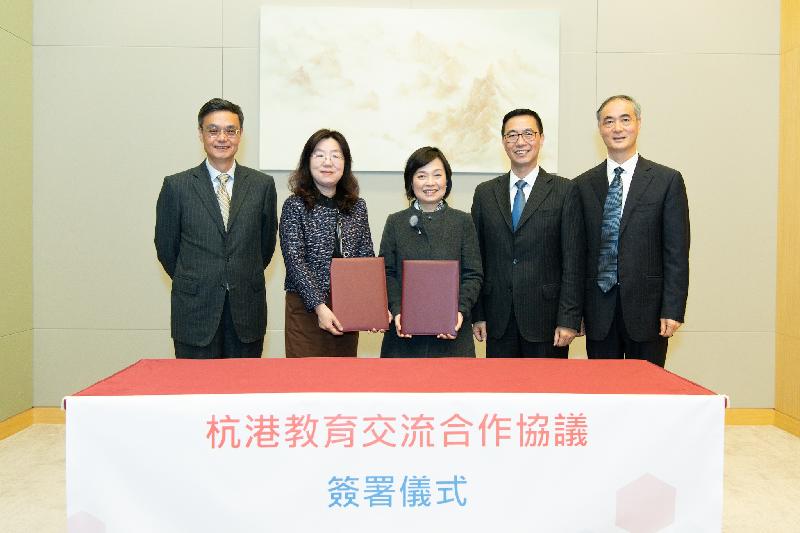 The Education Bureau of the Government of the Hong Kong Special Administrative Region (HKSAR) today (February 15) signed an agreement on education exchange and co-operation with the Hangzhou Municipal Education Bureau. Photo shows the Secretary for Education, Mr Kevin Yeung (second right); the Deputy Secretary of the CPC Hangzhou Municipal Committee, Mr Zhang Zhongcan (first right); the Director-General of the Department of Educational, Scientific and Technological Affairs of the Liaison Office of the Central People's Government in the HKSAR, Professor Li Lu (first left); the Under Secretary for Education, Dr Choi Yuk-lin (centre); and the Deputy Secretary of the Hangzhou Municipal Education Bureau, Ms Zheng Limin (second left), pictured after the signing ceremony.


