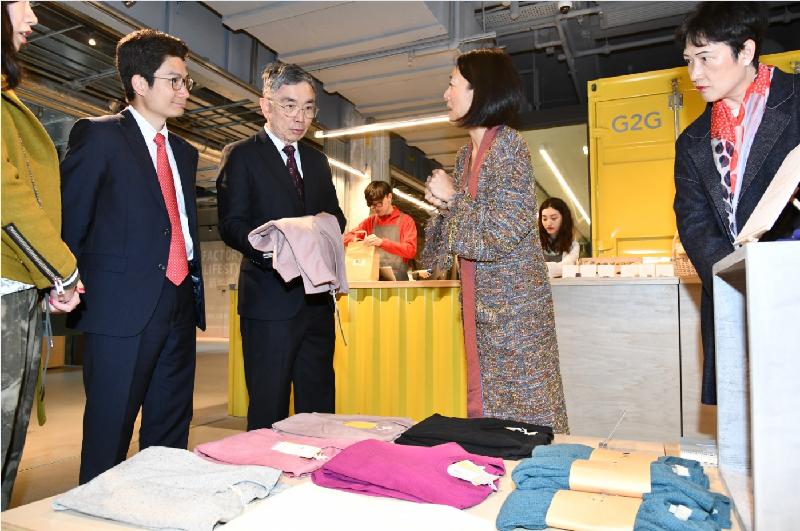 财经事务及库务局局长刘怡翔（左二）今日（二月十五日）到访「南丰店堂」，参观设计师和制造商展示的产品。财经事务及库务局副局长陈浩濂（左一）亦陪同出席。