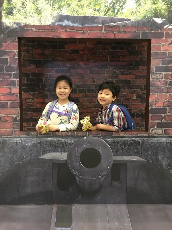 The Government launched a public consultation on February 16 to seek public views on the proposals for "Enhancing the Recreation and Education Potential of Country Parks and Special Areas in Hong Kong". The Government proposes to set up open museums on cultural heritage resources within country parks and special areas, with various education activities provided. Photo shows children enjoying a photo-taking booth in the exhibition.