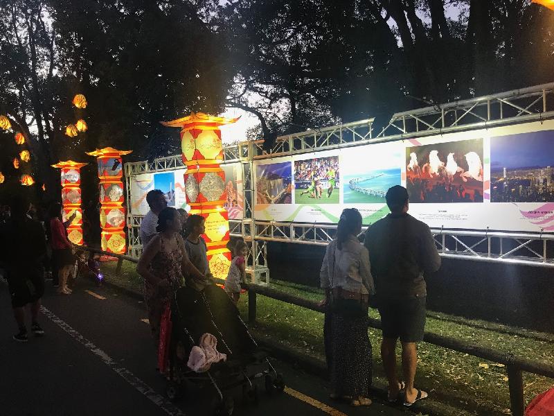 香港駐悉尼經濟貿易辦事處（悉尼經貿辦）參與二月十四至十七日（奧克蘭時間）在奧克蘭中央公園舉行的奧克蘭元宵燈節。圖示燈節大型座地綵燈，飾以展現香港多元文化的圖片。