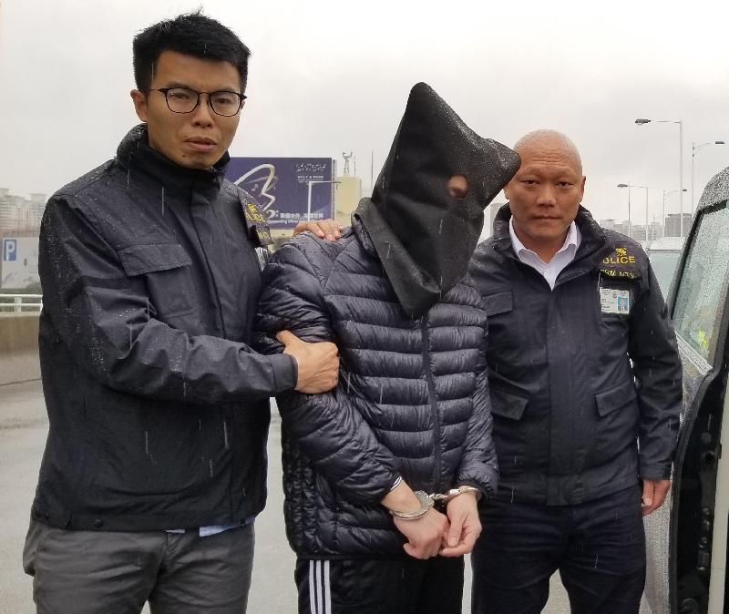 香港警方今日（二月十八日）在落馬洲口岸接收由內地執法機關送回的一名盜竊案疑犯。