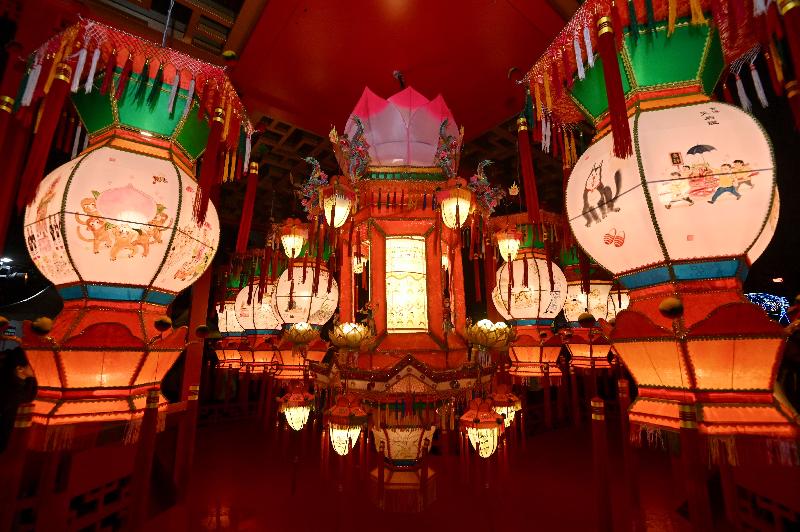 康乐及文化事务署今晚（二月十九日）在香港文化中心露天广场举行市区元宵彩灯会。图示由本地师傅以传统技艺扎作的宫灯和大型走马灯。