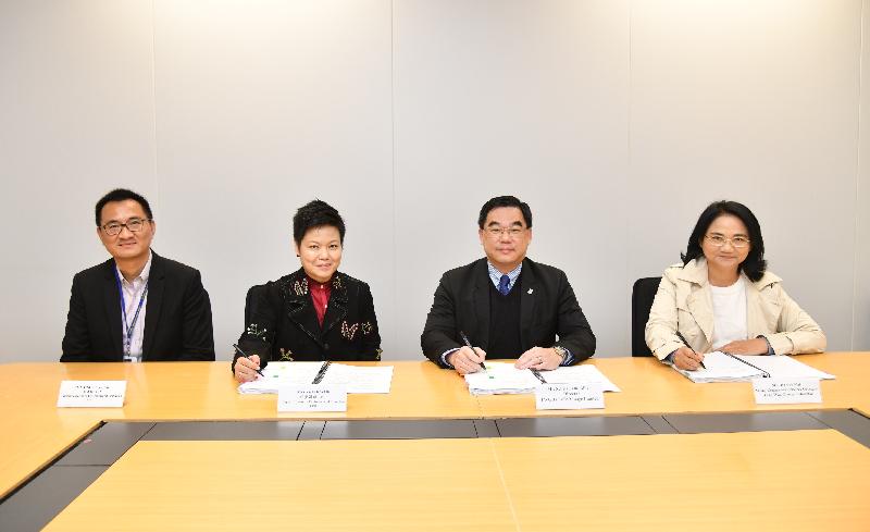 The Environmental Protection Department announced today (February 19) that it has signed the first funding agreement under the Restored Landfill Revitalisation Funding Scheme with the Tung Wah Group of Hospitals (TWGHs) to provide funding support for the TWGHs to carry out pre-construction activities for revitalising the Tseung Kwan O Stage I Landfill. Photo shows representatives of the two sides signing the funding agreement.