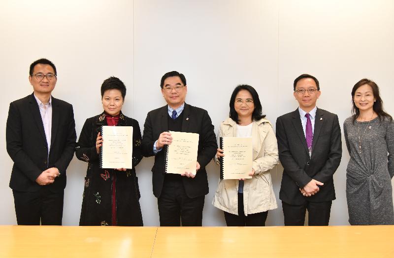 The Environmental Protection Department announced today (February 19) that it has signed the first funding agreement under the Restored Landfill Revitalisation Funding Scheme with the Tung Wah Group of Hospitals (TWGHs) to provide funding support for the TWGHs to carry out pre-construction activities for revitalising the Tseung Kwan O Stage I Landfill. Representatives of the two sides are pictured after the funding agreement signing ceremony.