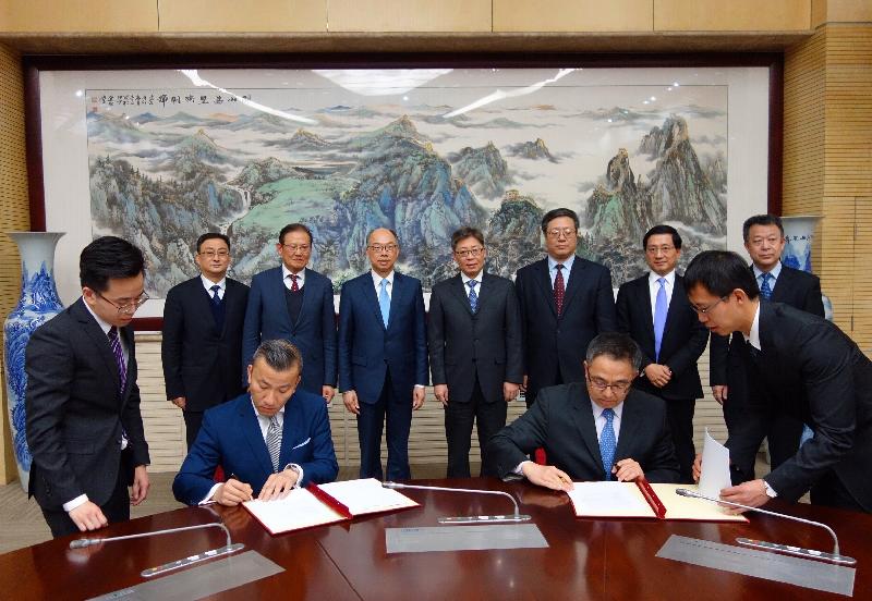 The Transport and Housing Bureau and the Civil Aviation Administration of China (CAAC) signed a Memorandum of Understanding (MOU) in Beijing today (February 19) to expand the Air Services Arrangement between the Mainland and the Hong Kong Special Administrative Region. Photo shows the Secretary for Transport and Housing, Mr Frank Chan Fan (back row, third left), and the Deputy Administrator of the CAAC, Mr Wang Zhiqing (back row, fourth left), witnessing the signing of the MOU by the Deputy Secretary for Transport and Housing, Mr Wallace Lau (front row, second left), and the Deputy Director General of the Department of Transport of the CAAC, Mr Yu Biao (front row, second right).