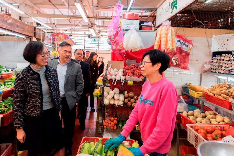The Secretary for Food and Health, Professor Sophia Chan (first left), visited Sai Kung District today (February 19), where she is pictured viewing the environmental hygiene conditions at Sai Kung Market.