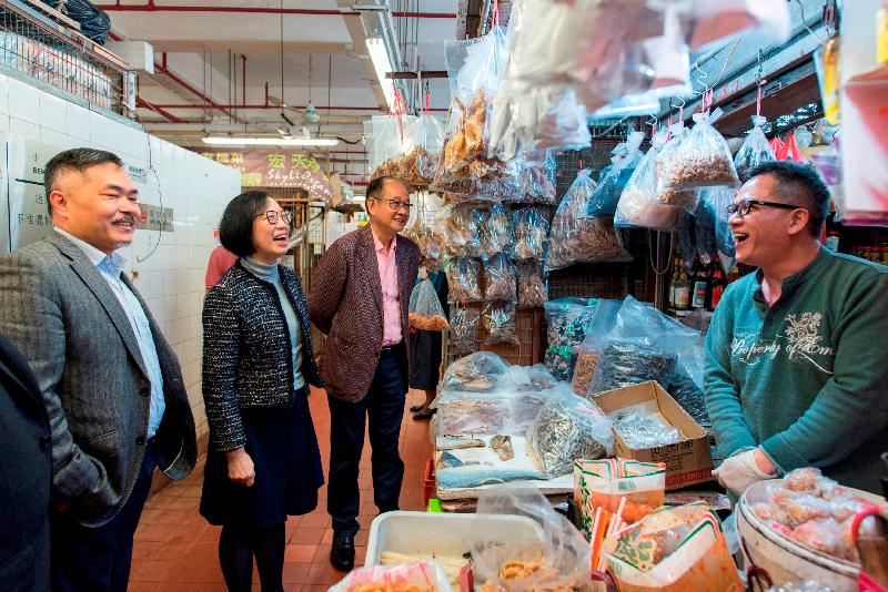The Secretary for Food and Health, Professor Sophia Chan (second left), visited Sai Kung District today (February 19), where she is pictured viewing the environmental hygiene conditions at Sai Kung Market.