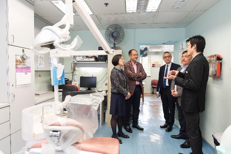 The Secretary for Food and Health, Professor Sophia Chan, visited Sai Kung District today (February 19). Photo shows Professor Chan (first left) visiting the Mona Fong Dental Clinic in Sai Kung to learn more about its services and facilities.