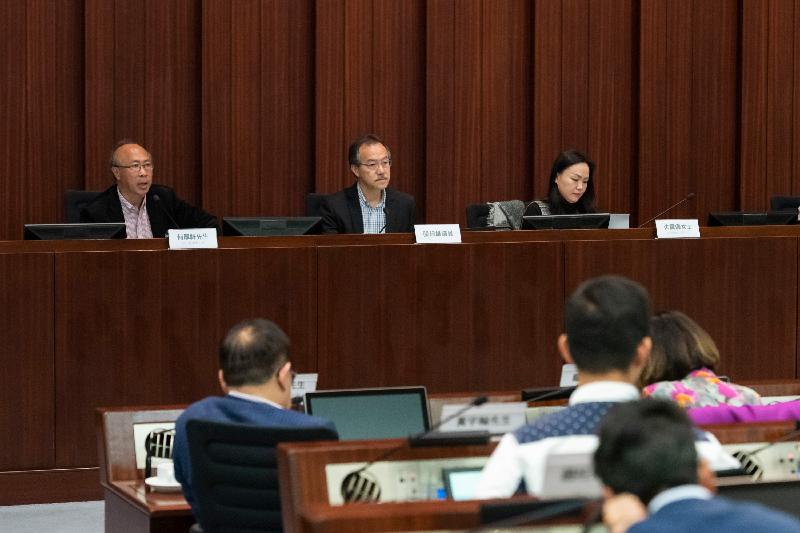 立法會議員今日（二月十九日）與沙田區議會議員在立法會綜合大樓舉行會議。圖示立法會議員與區議會議員討論彼此關注的事項。
