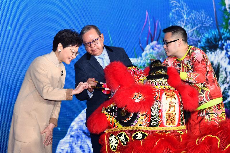 行政長官林鄭月娥今日（二月十九日）出席香港海洋公園萬豪酒店開幕典禮。圖示鄭月娥（左一）和麗新集團主席林建岳博士（中）主持醒獅點睛儀式。
