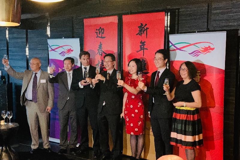 The Director of the Hong Kong Economic and Trade Office in New York (HKETONY), Ms Joanne Chu (fifth left), proposes a toast alongside the Hong Kong Commissioner for Economic and Trade Affairs, USA, Mr Eddie Mak (fourth left), and other Hong Kong representatives at the Chinese New Year reception hosted by HKETONY in Miami today (February 19, Miami time).
