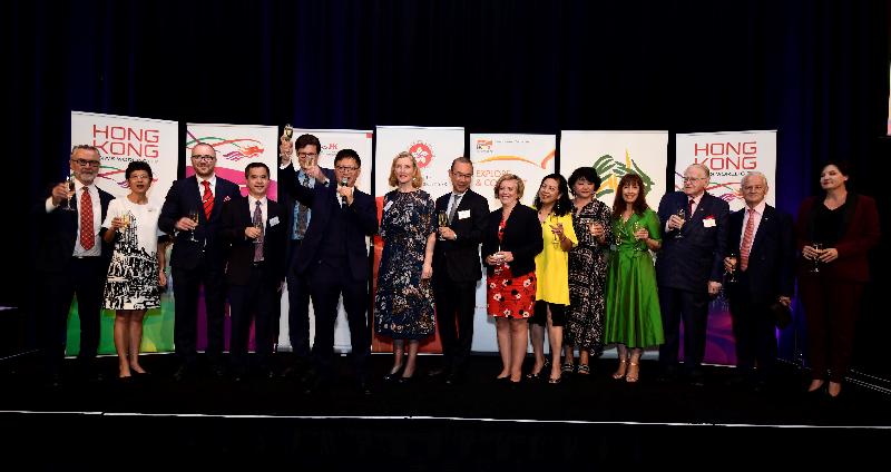 The Hong Kong Economic and Trade Office, Sydney (HKETO Sydney) held a Chinese New Year reception in Sydney yesterday (February 19). Photo shows the Director of HKETO Sydney, Mr Raymond Fan (sixth left), proposing a toast with other officiating guests.