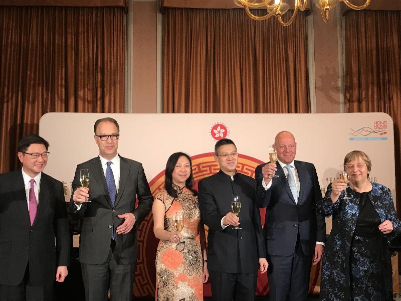 The Hong Kong Economic and Trade Office in Brussels hosted a reception to celebrate the arrival of the Year of the Pig in The Hague, the Netherlands on February 6 (The Hague time).  Photo shows (from left) the Regional Director, Europe, of the Hong Kong Trade Development Council, Mr William Chui; the Director (Asia and Pacific Affairs) of the Ministry for Foreign Affairs of the Kingdom of the Netherlands, Mr Peter Potman; the Special Representative for Hong Kong Economic and Trade Affairs to the European Union, Ms Shirley Lam; the Minister Counsellor of the Chinese Embassy to the Kingdom of the Netherlands, Mr Chen Ribiao; the Chairman of the Netherlands-Hong Kong Business Association, Mr Hans Poulis; and the Consul General of the Kingdom of the Netherlands in Hong Kong, Ms Annemieke Ruigrok, toasting at the Chinese New Year reception.