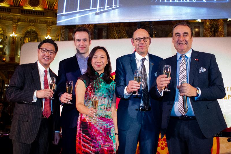 (From left) The Regional Director, Europe, of the Hong Kong Trade Development Council, Mr William Chui; Country Manager France and Benelux of Cathay Pacific Airways, Mr Will Kerr-Muir; the Special Representative for Hong Kong Economic and Trade Affairs to the European Union, Ms Shirley Lam; the Director, France, of the Hong Kong Trade Development Council, Mr Marc Allard; and the Chairman of the France Hong Kong Association, Mr Bertrand Moreau, proposed a toast with guests at the Chinese reception in Paris to celebrate the Chinese New Year on February 11 (Paris time).