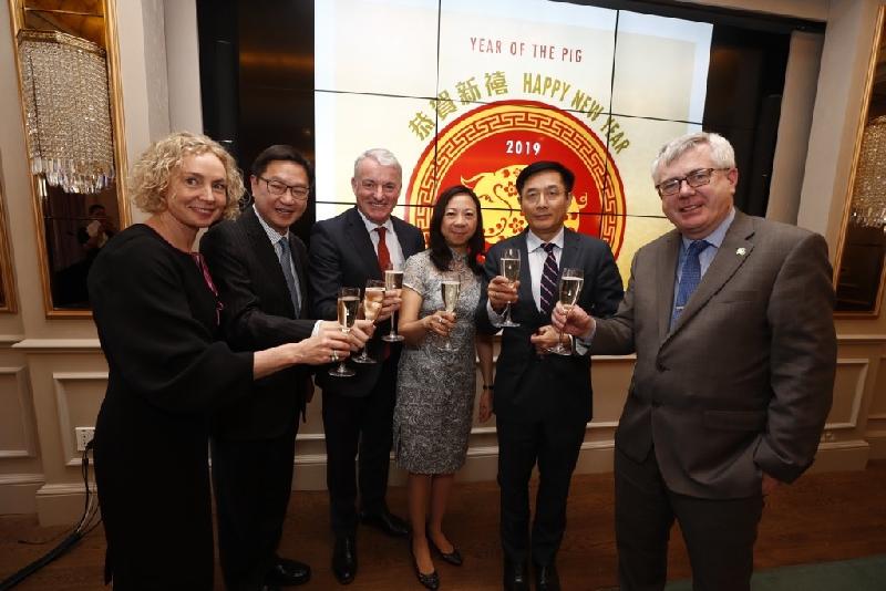 The Hong Kong Economic and Trade Office in Brussels hosted a reception to celebrate the Year of the Pig in Dublin, Ireland on February 1 (Dublin time). Photo shows (from left) President of the Dublin Chamber of Commerce, Ms Anne O’Leary; Regional Director, Europe, of the Hong Kong Trade Development Council, Mr William Chui; the Chairman of the Ireland Hong Kong Business Forum, Mr Brendan Foster; the Special Representative for Hong Kong Economic and Trade Affairs to the European Union, Ms Shirley Lam; Chinese Ambassador to Ireland, Mr Yue Xiaoyong; and the Regional Director Asia Pacific at the Department of Foreign Affairs and Trade, Mr Tim Mawe, proposed a toast with guests.