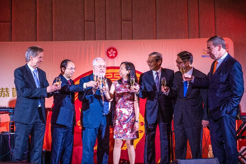(From right) the Chairman of the Belgium-Hong Kong Society, Mr Piet Steel; the Regional Director, Europe, of the Hong Kong Trade Development Council, Mr William Chui; Ambassador, Head of the Chinese Mission to the European Union, Mr Zhang Ming; the Special Representative for Hong Kong Economic and Trade Affairs to the European Union, Ms Shirley Lam; the European Commissioner for Climate Action and Energy, Mr Miguel Arias Cañete; the Chinese Ambassador to Belgium, Mr Cao Zhong Ming; and the Chair of the European Parliament's Delegation for Relations with China, Mr Jo Leinen, toasting at the Chinese New Year reception in Brussels on February 19 (Brussels time).