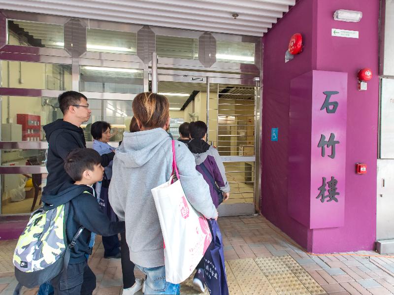 香港房屋委員會今日（二月二十一日）宣布，深水埗蘇屋邨最後三座住宅大廈今日開始陸續入伙。圖示石竹樓居民入伙情形。