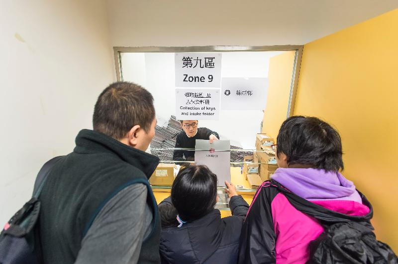 The Housing Authority announced today (February 21) that intake of residents of the last three blocks of So Uk Estate, Shum Shui Po, commenced today. Photo shows residents completing intake procedures at So Uk Estate.