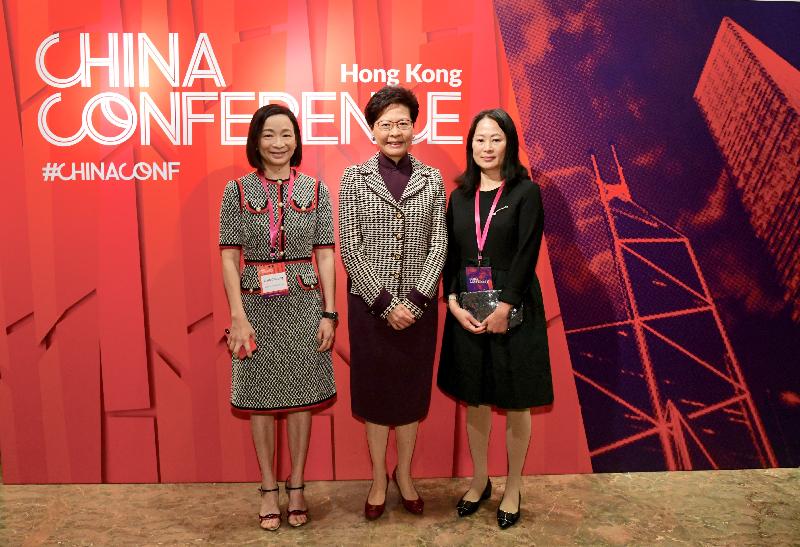 The Chief Executive, Mrs Carrie Lam, attended the South China Morning Post (SCMP) China Conference today (February 21). Photo shows Mrs Lam (centre); the SCMP Editor-in-Chief, Ms Tammy Tam (right); and the Chief Operating Officer of the SCMP Group, Ms Elsie Cheung (left), at the conference.