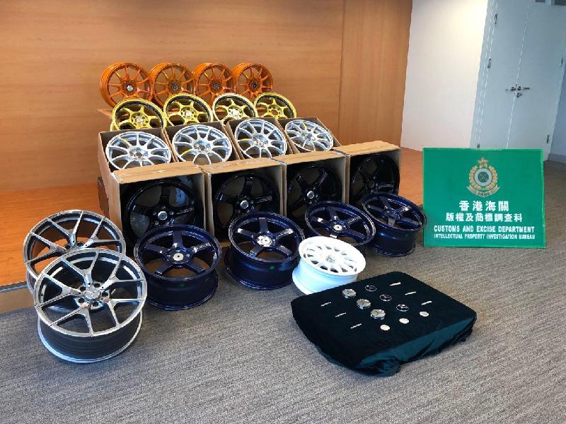 香港海关昨日（二月二十一日）采取行动打击售卖冒牌汽车轮圈，在三间店铺共检获四十四个怀疑冒牌汽车轮圈，估计市值约三万四千元。图示部分检获的怀疑冒牌汽车轮圈。