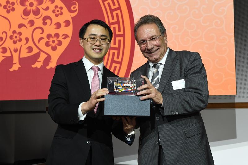 The Director of the Hong Kong Economic and Trade Office, Berlin (HKETO Berlin), Mr Bill Li (left), presents a souvenir to the Chairman of the Committee on Economic Affairs and Energy of the German Bundestag (Federal Parliament), Mr Klaus Ernst, at the Chinese New Year reception of HKETO Berlin held in Berlin, Germany, on February 21 (Berlin time).