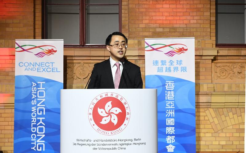 The Director of the Hong Kong Economic and Trade Office, Berlin (HKETO Berlin), Mr Bill Li, gives welcome remarks at the Chinese New Year reception of HKETO Berlin held in Berlin, Germany, on February 21 (Berlin time). 