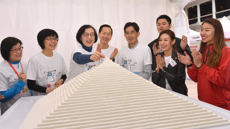 The Secretary for Food and Health, Professor Sophia Chan, and the Chairman of the Committee on Reduction of Salt and Sugar in Food, Mr Bernard Chan, attended a promotional event entitled "Salt & Sugar Reduction Day" today (February 23). Photo shows Professor Chan (third left) and Mr Chan (fourth left) building a sugar cube pyramid together with other guests to achieve a world record. On looking are the Director of Health, Dr Constance Chan (first left), the Director of Food and Environmental Hygiene, Miss Vivian Lau (second left) and the Permanent Secretary for Food and Health (Food), Mr Philip Yung (fifth left).  