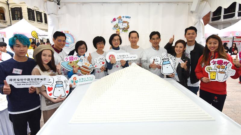 The Secretary for Food and Health, Professor Sophia Chan, and the Chairman of the Committee on Reduction of Salt and Sugar in Food, Mr Bernard Chan, attended a promotional event entitled "Salt & Sugar Reduction Day" today (February 23). Photo shows Professor Chan (sixth left), Mr Chan (seventh left), the Director of Health, Dr Constance Chan (fourth left), the Director of Food and Environmental Hygiene, Miss Vivian Lau (fifth left) and the Permanent Secretary for Food and Health (Food), Mr Philip Yung (eighth left), building a sugar cube pyramid together with other guests to achieve a world record.