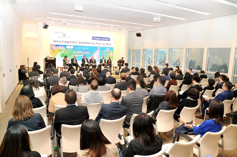 The Hong Kong Monetary Authority hosted the launch of the Climate Bonds Initiative Hong Kong Green Bond Market Briefing Report today (February 25). Over 100 representatives from investors, issuers, intermediaries, external reviewers and rating agencies attended the event.