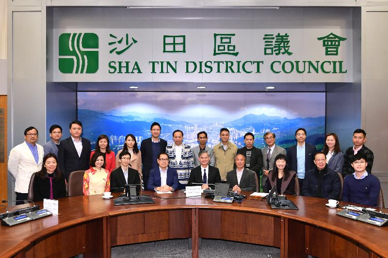 The Secretary for Labour and Welfare, Dr Law Chi-kwong, today (February 26) visited the Sha Tin District Council (STDC). Photo shows Dr Law (front row, centre), accompanied by the Chairman of the STDC, Mr Ho Hau-cheung (front row, fourth right), and the District Officer (Sha Tin), Miss Amy Chan (front row, third right), with STDC members.