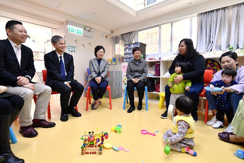 The Secretary for Labour and Welfare, Dr Law Chi-kwong, today (February 26) visited Sha Tin District and called at the Hong Kong Single Parents Association (HKSPA) Jockey Club Neighbourhood Support Centre. Photo shows (from left) the Under Secretary for Labour and Welfare, Mr Caspar Tsui; Dr Law; the District Social Welfare Officer (Sha Tin), Mrs Gloria Lee; and the Chief Executive of the HKSPA, Ms Jessie Yu, chatting with home-based carers and children receiving care services.