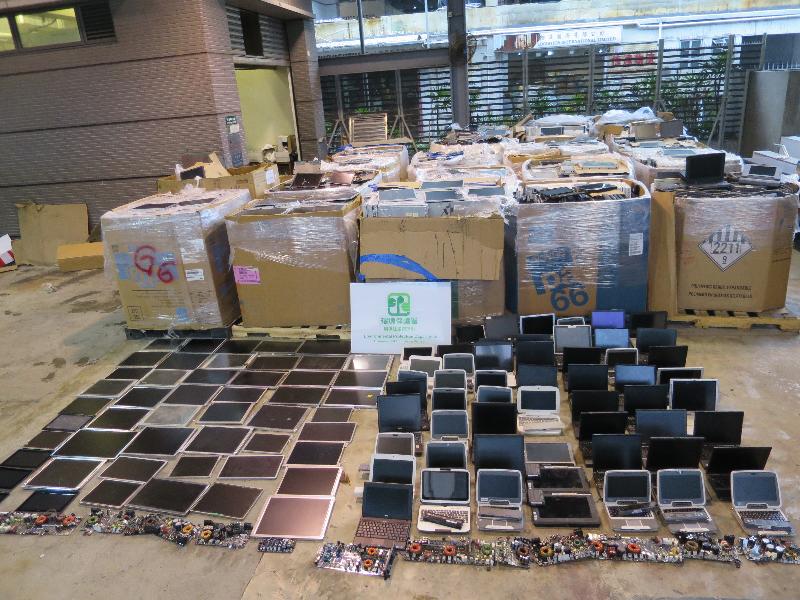 环境保护署于去年七月至八月期间，在香港海关协助下，在葵涌货柜码头截获大批属有害电子废物的废印刷电路板、废平面显示器和废电池，市值约为一百三十万元。